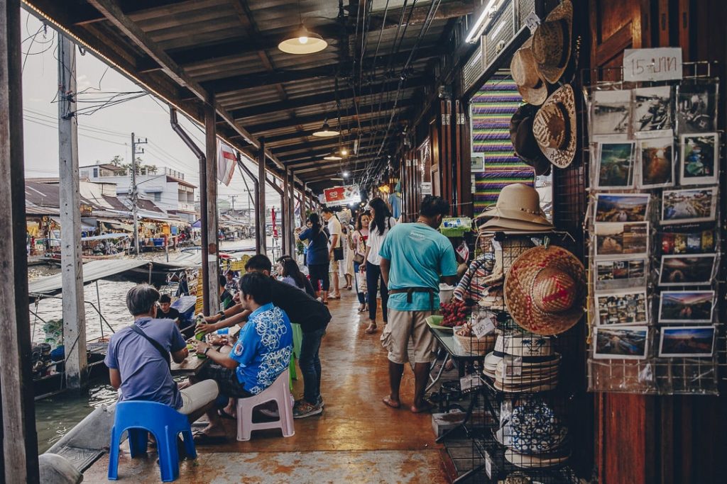 Ambiance sur les bords du marché flottant d'Amphawa #bangkok #thailande