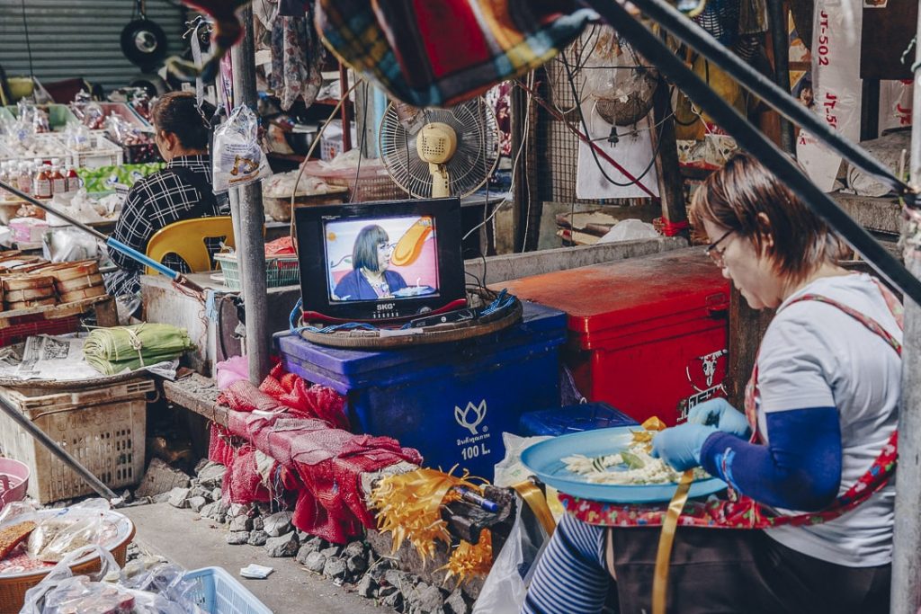 Ambiance au marché de Maeklong, ce célèbre marché situé sur des rails près de Bangkok #thailande #bangkok
