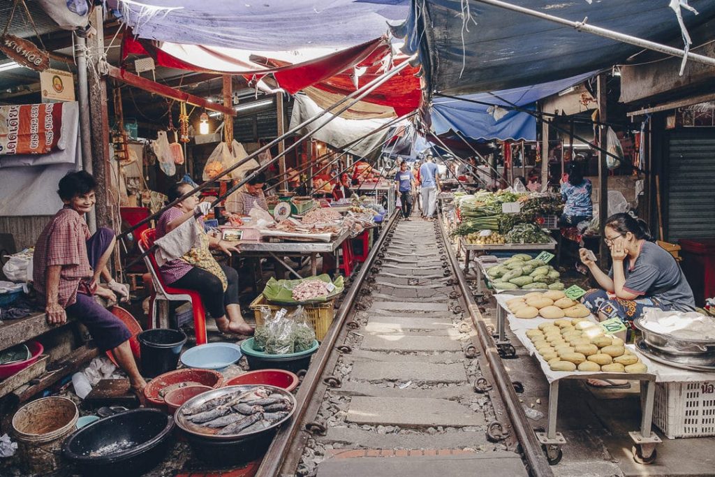 Ambiance au marché de Maeklong, ce célèbre marché situé sur des rails près de Bangkok #thailande #bangkok