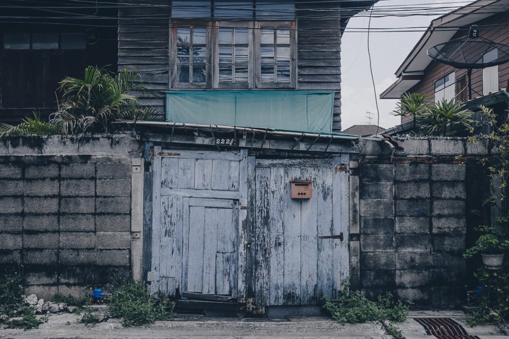 Porte en bois dans le quartier de Kudee Jin à Bangkok #thailande #bangkok