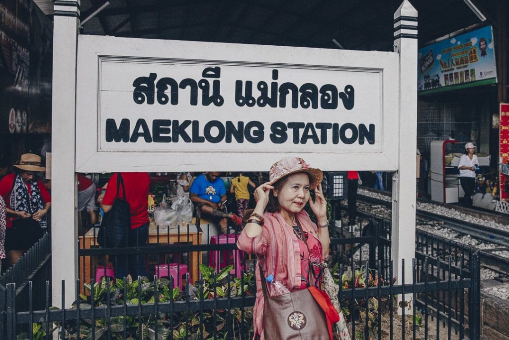 Poser devant la station de Mae Klong market, ce marché situé sur les rails de train. A voir lors d'un séjour à Bangkok #thailande #bangkok