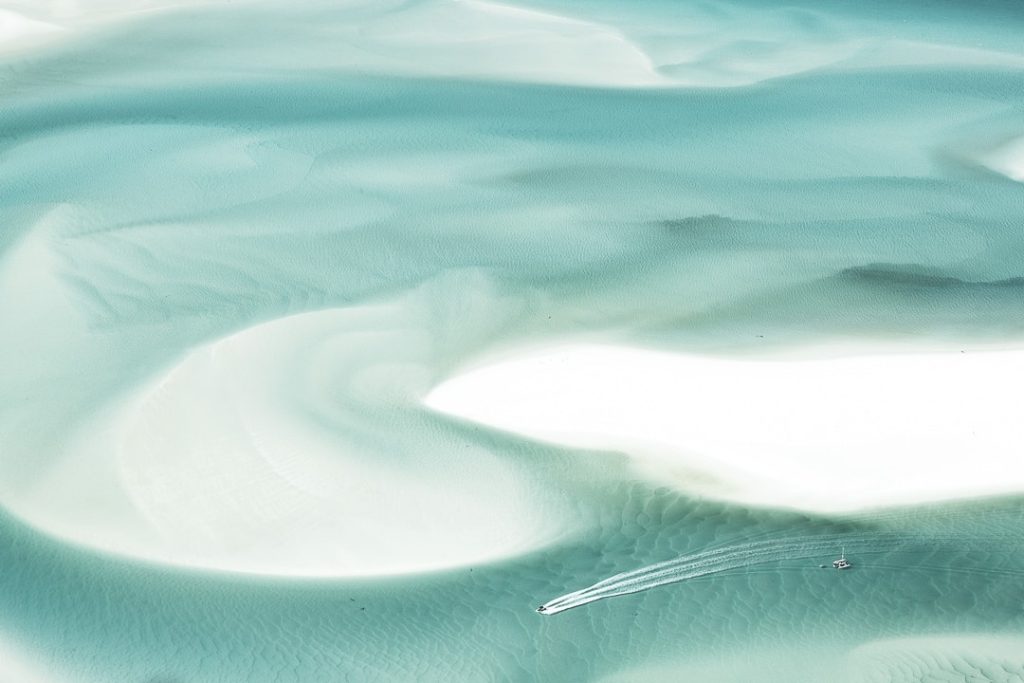 Eau turquoise et sable blanc à Whitehaven beach, Australie