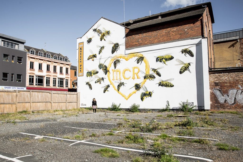 Oeuvre de street art à Manchester en hommage aux 22 personnes qui ont perdu la vie dans l'horrible attentat de la Manchester Arena #streetart #bestofMCR #lovegreatbritain