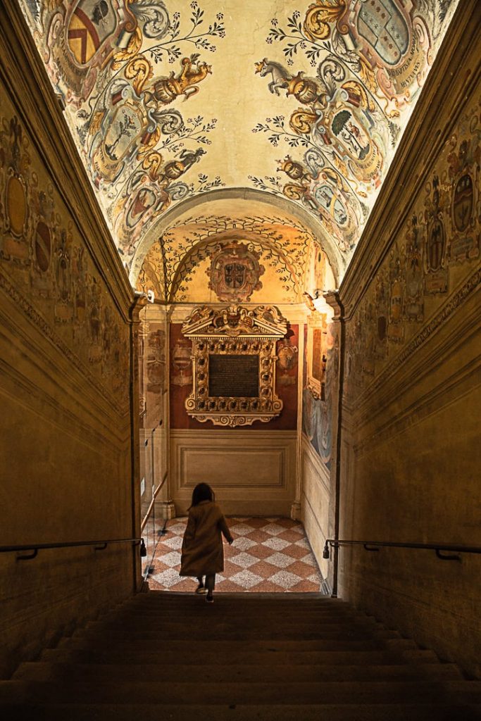 Escaliers du palazzo dell’Archiginnasio à Bologne, 1ère université d'Europe #inemiliaromagna