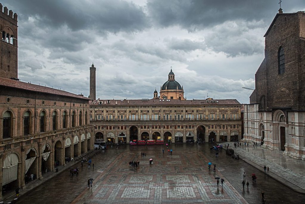 Vue panoramique sur la piazza maggiore à Bologne #inemiliaromagna #italie
