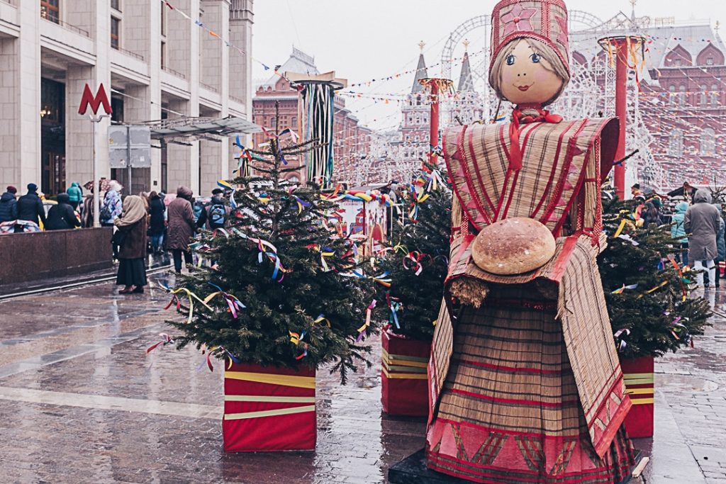 dame Maslenitsa, la mascotte de la semaine fabriquée comme un épouvantail et qui sera brulée le dernier jour des festivités