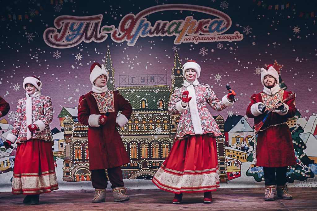 Groupe folklorique pour maslenitsa, le mardi gras russe, sur la place rouge à Moscou