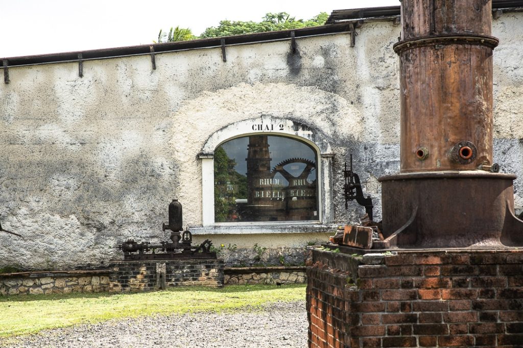 Extérieur de la distillerie Bielle sur Marie Galante