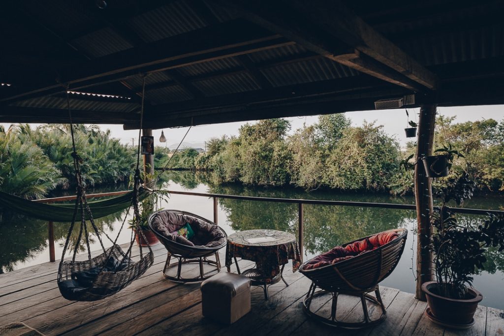 Terrasse du Kampot Cabana, une petite auberge où je suis restée à Kampot au Cambodge