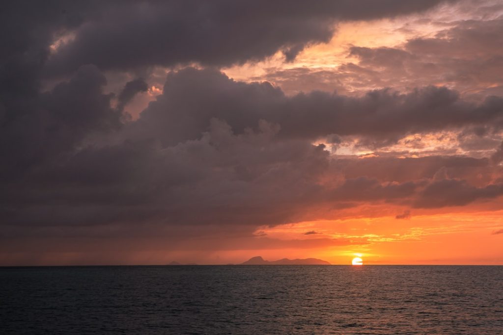 Coucher de soleil sur les Saintes vu depuis Saint Louis de Marie Galante