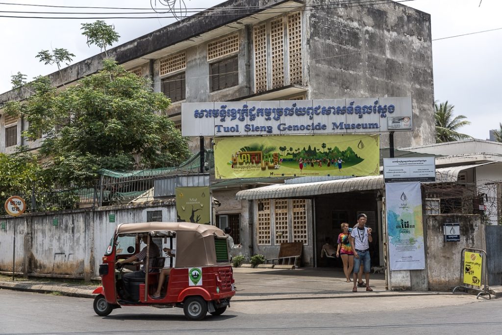 Entrée du musée du génocide à Phnom Penh au Cambodge