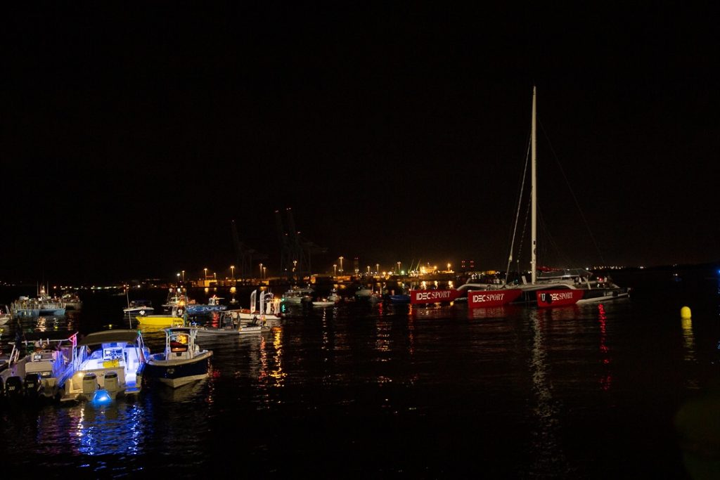 Arrivée de Idec Sport, le bateau de Fracis Joyon, dans la marina de la route du rhum en novembre 2019