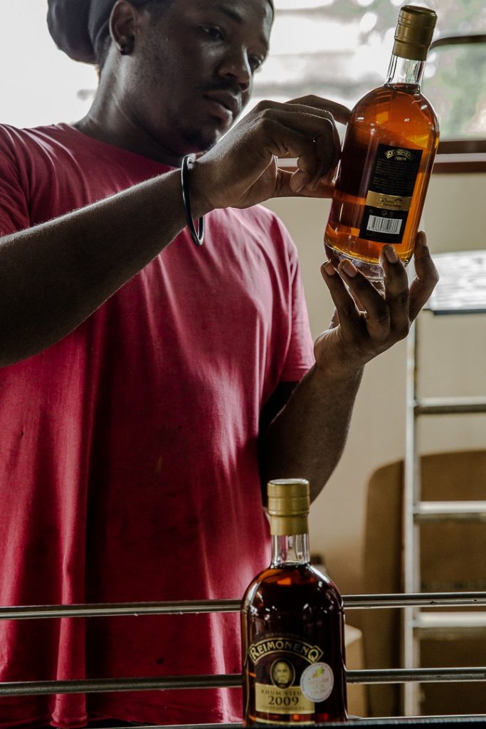 Calibrage de l'embouteillage et de l'étiquetage à la distillerie Reimonenq