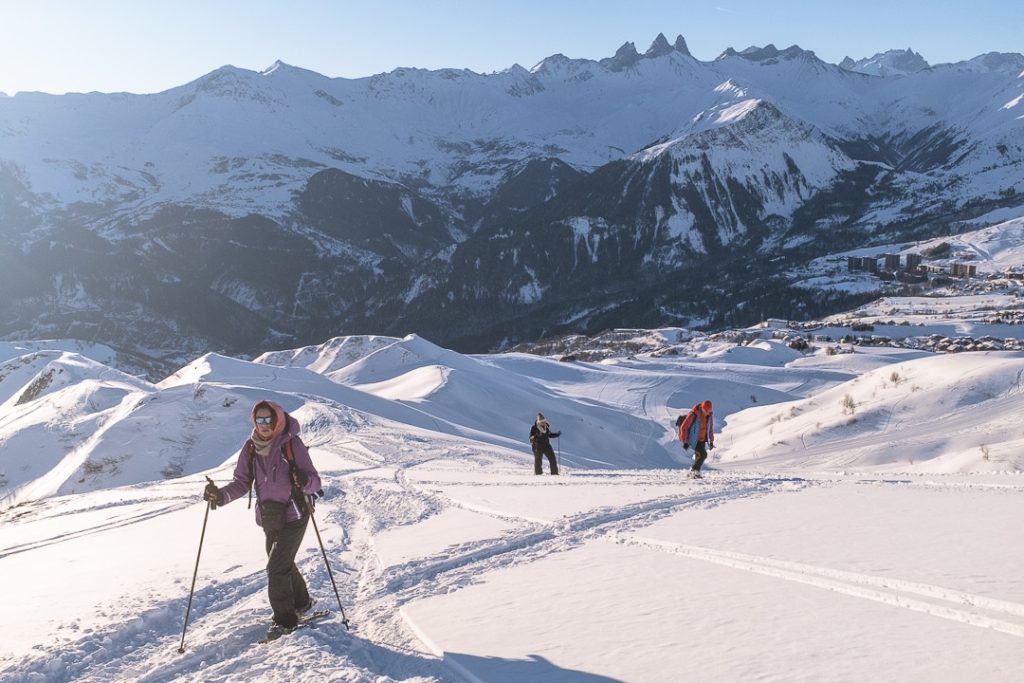 Montée sur la crête de roche noire à la Toussuire