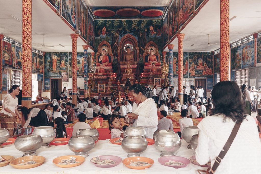 Offrandes au temple, le 1er jour du nouvel an khmer au Cambodge