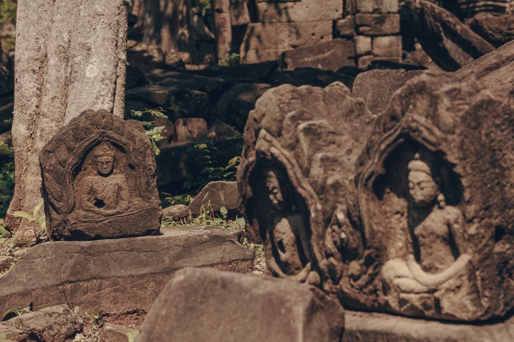 Bouddha dans les ruines du temple de Banteay chhmar - Cambodge