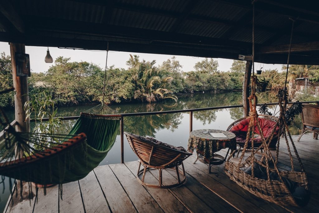 Terrasse sur la rivière à la pension Kampot Cabana