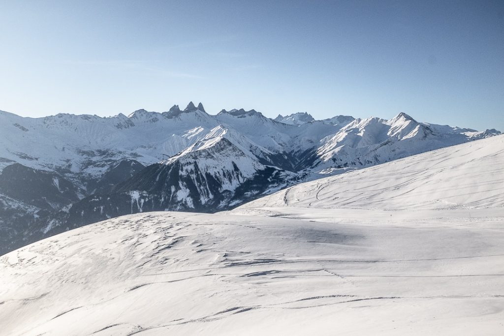 Vue pure sur les aiguilles d'Arves depuis la crête de roche noire - La Toussuire