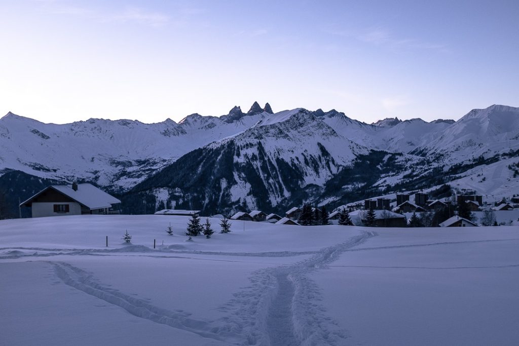Vue sur les aiguilles d'Arves au petit matin - La Toussuire