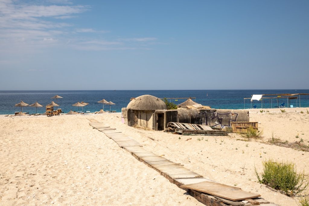 Bunker sur une plage de la riviera en Albanie #albanie