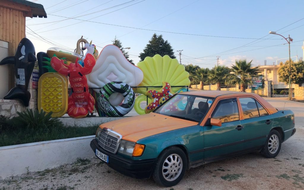 En Albanie on aime les Mercedes... Et si elles sont bicolores, c'est mieux !