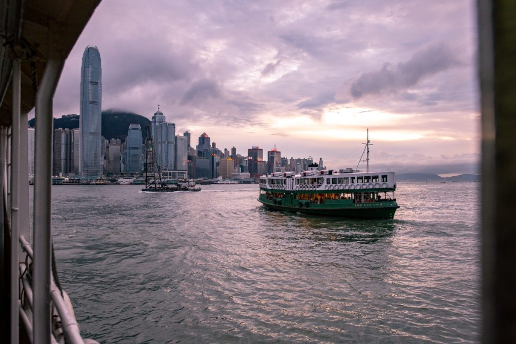 Prendre le star ferry est un incontournable à à Hong Kong. A toute heure de la journée ou de la nuit, une vue différente s'offre à vous #discoverhongkong #hongkong