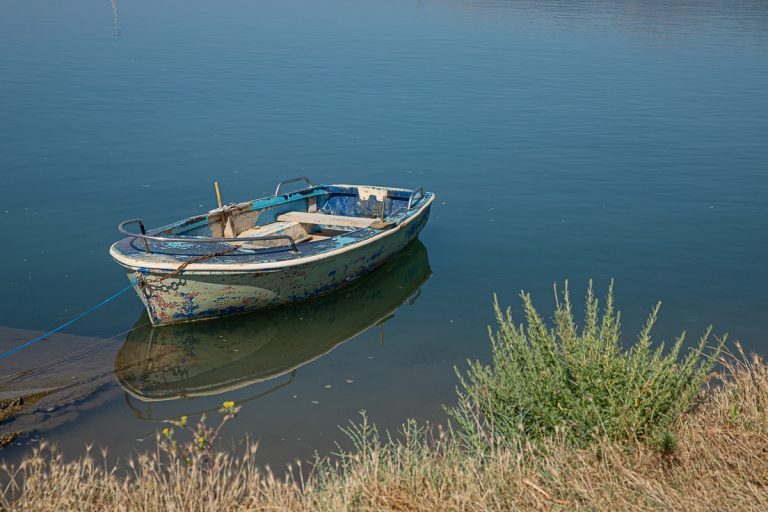 Barque dans le parc national de Butrint en Albanie