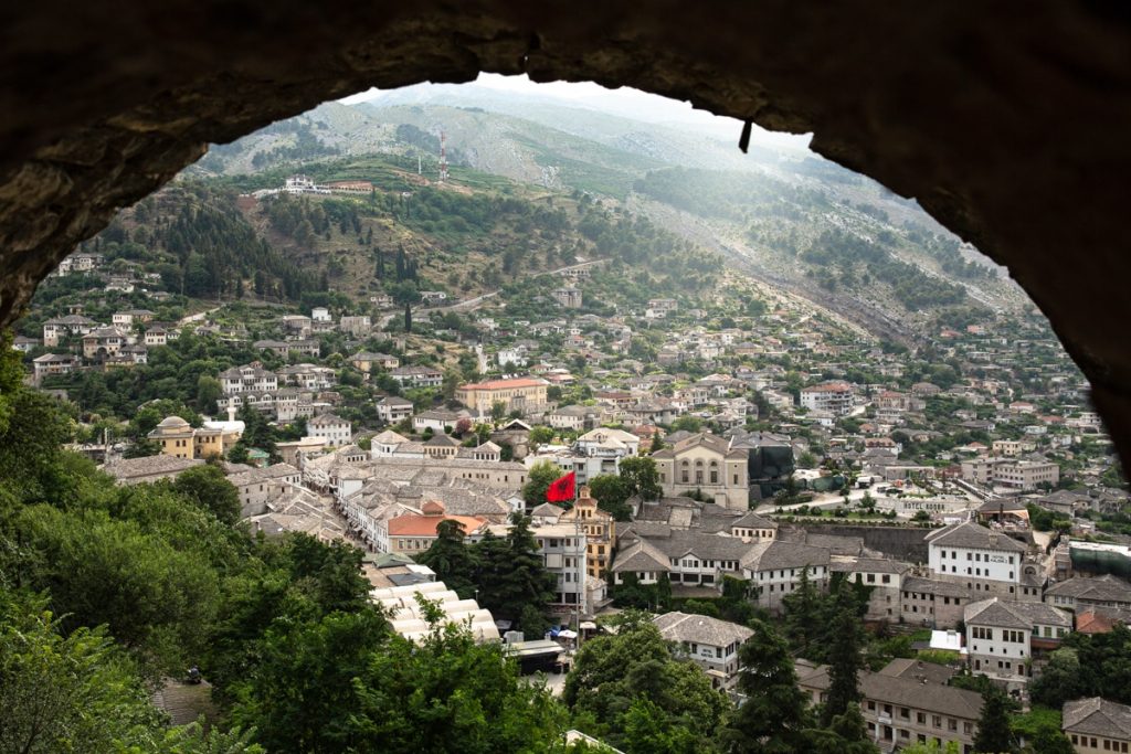 La ville de Gjorokastër en Albanie est classée au patrimoine mondial de l'Unesco. Vue depuis la citadelle, en haut de la ville #albanie
