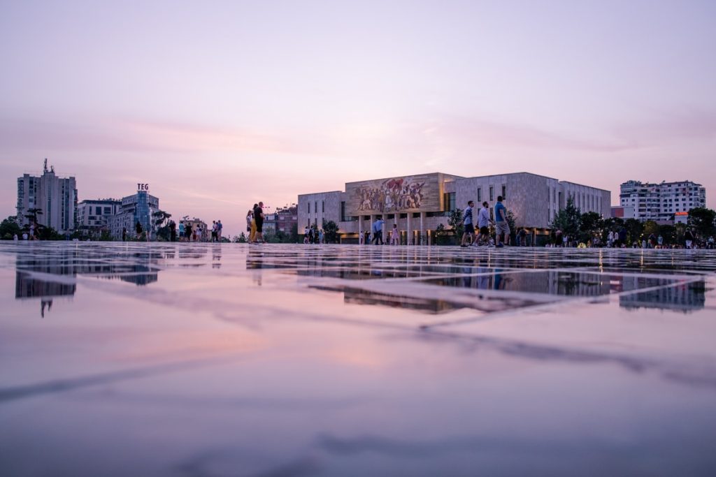 Place Skanderberg au coucher du soleil