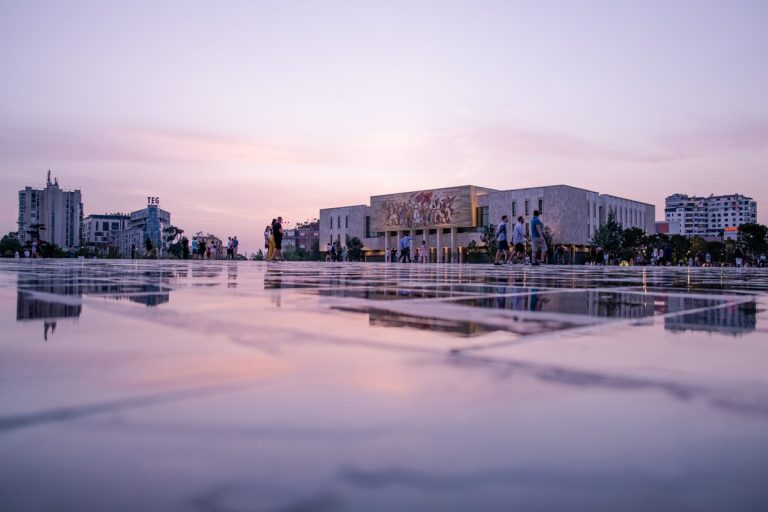 Place Skanderberg au coucher du soleil
