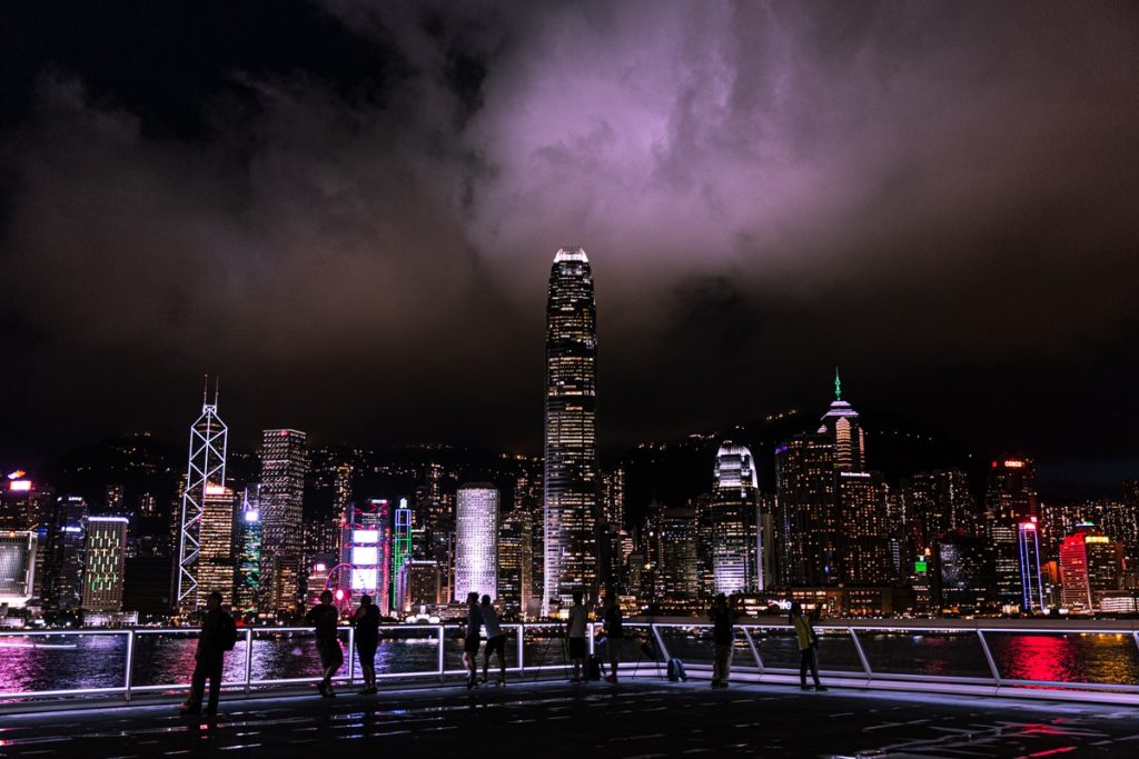 Vue de nuit sur la skyline de Hong Kong depuis TST #discoverhongkong