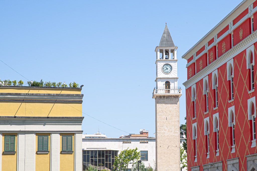 Architecture variée et colorée à Tirana en Albanie