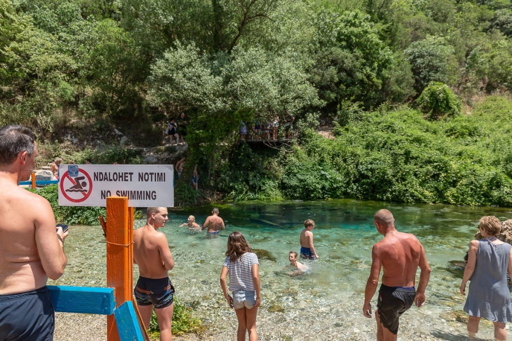 L'oeil bleu en Albanie est un endroit à l'écosystème fragile. Malgré l'interdiction de se baigner, on voit que rien n'est respecter... L'incivilité dans le tourisme !