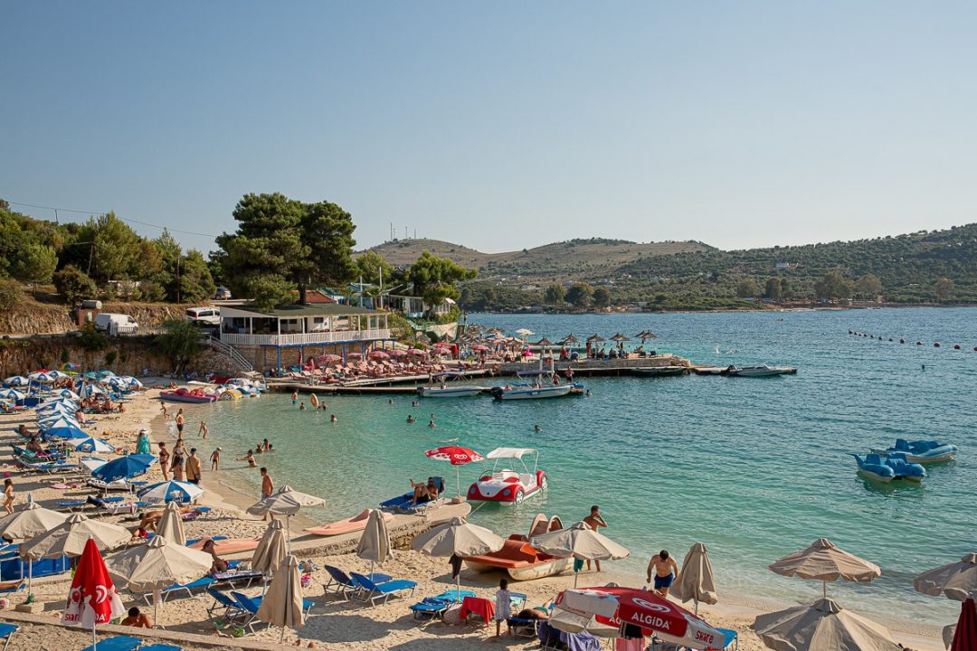 Tourisme en Albanie : les plages bondées de Ksamil, au sud du pays #albanie