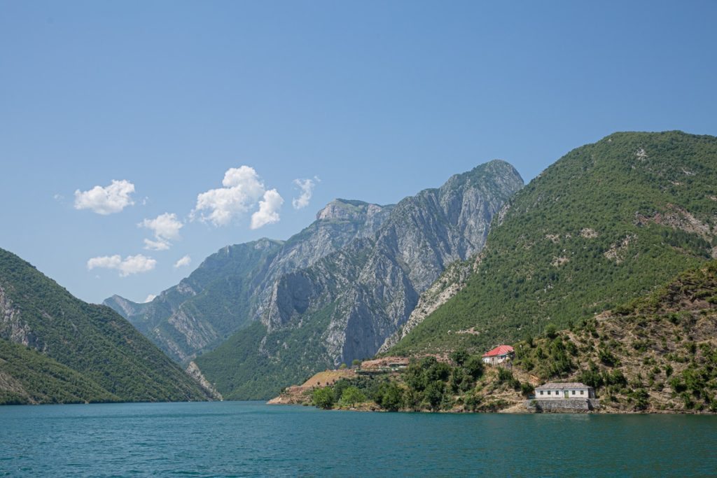 Vue sur le lac Koman depuis le ferry #Albanie