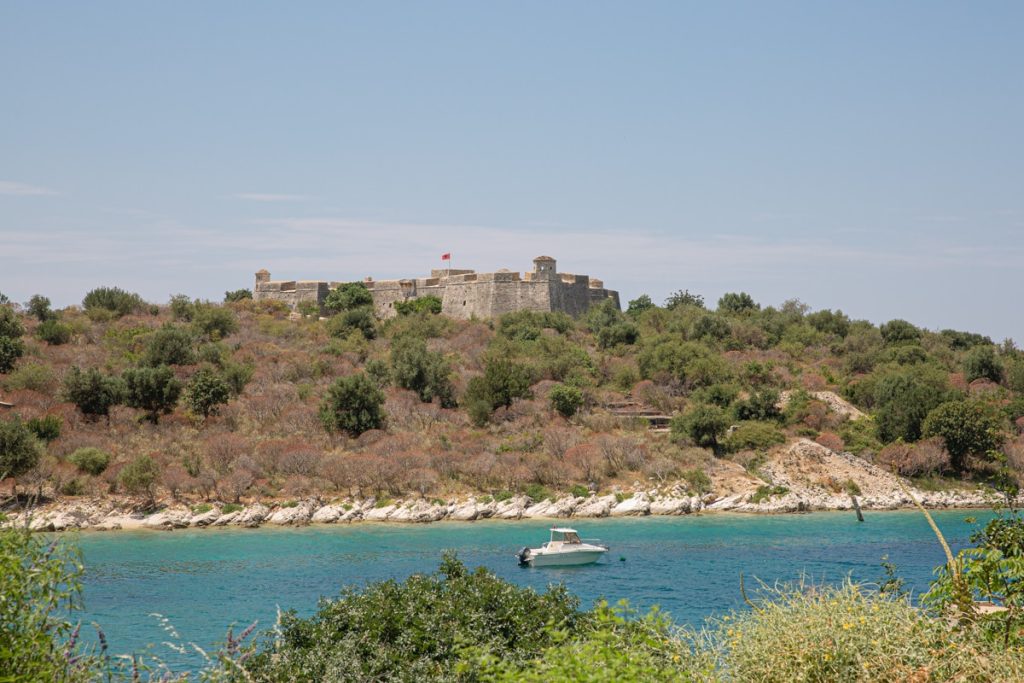 Chateau de Porto Palermo surplombant les eaux cristallines de la mer Ionienne