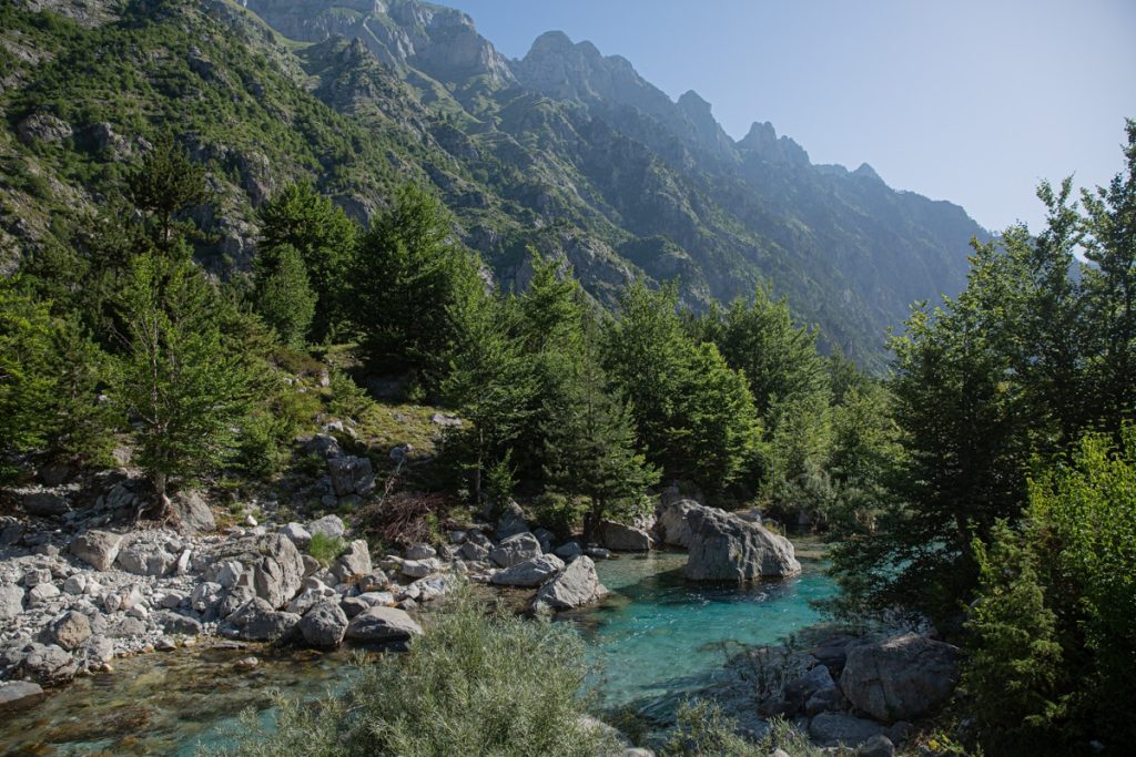 Les bords de la rivière à Valbona, Albanie