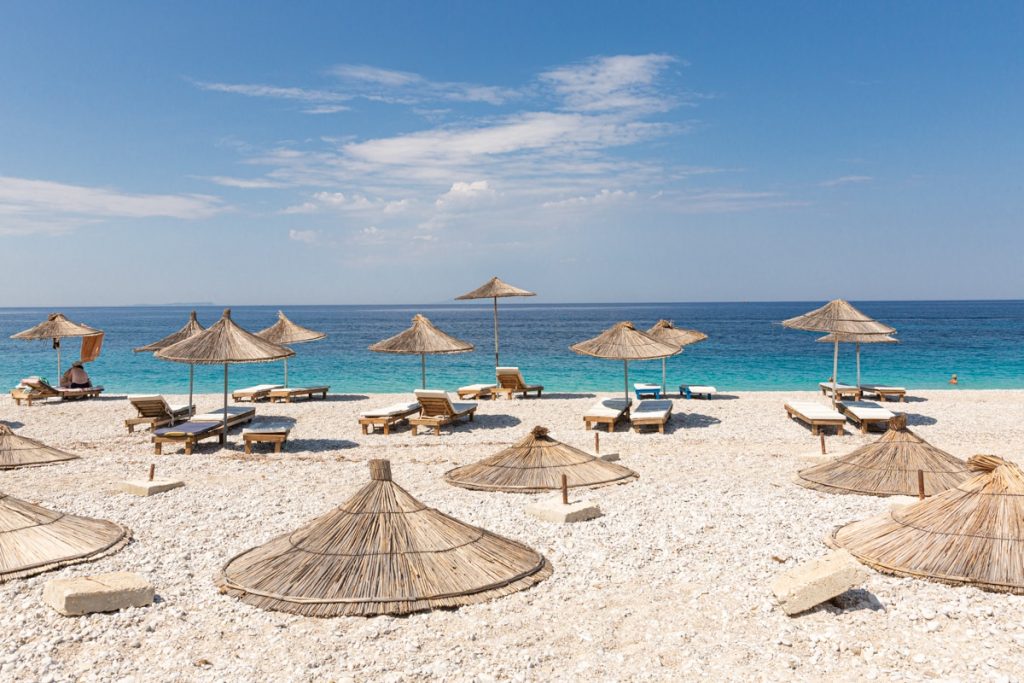 Transats et parasols sur la plage paradisiaque de Livadhi beach