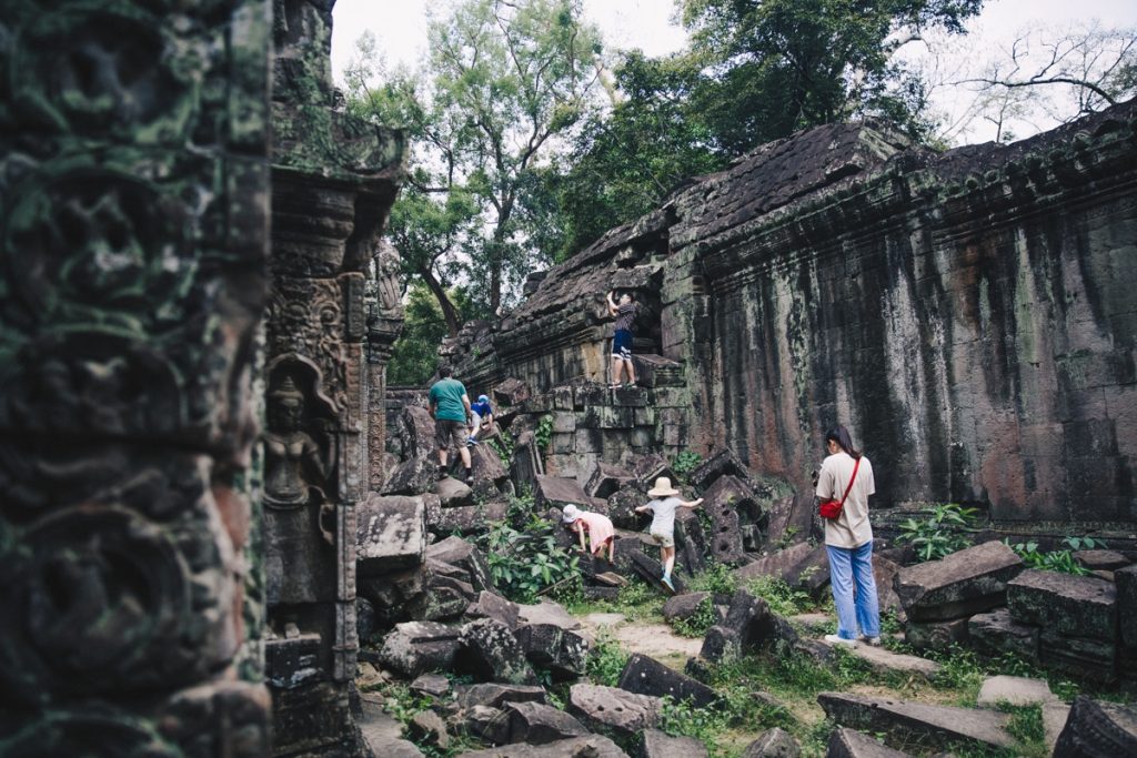 Le site d'Angkor au Cambodge souffre du tourisme de masse et des incivilités de ses visiteurs