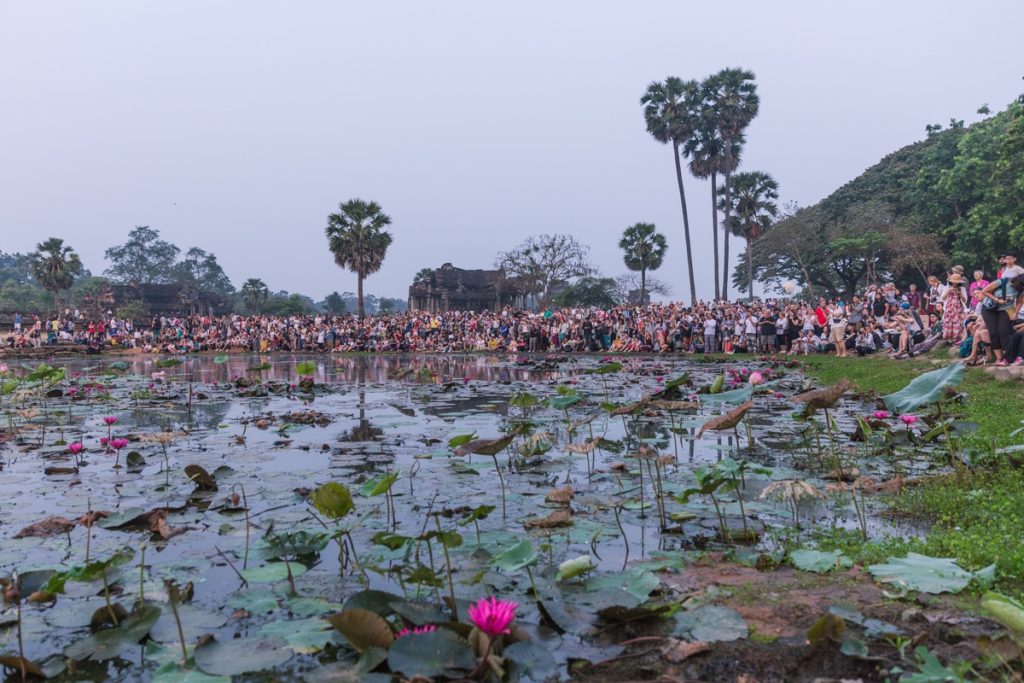 La foule au lever du soleil à Angkor Vat au Cambodge