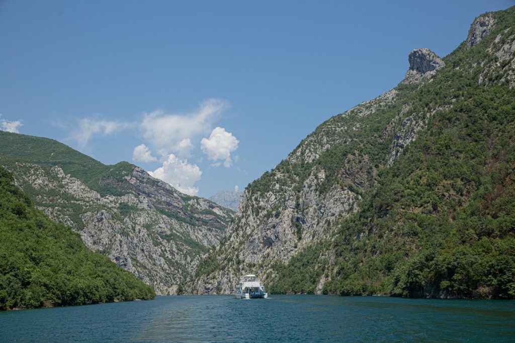 Paysage majestueux sur le lac Koman en Albanie
