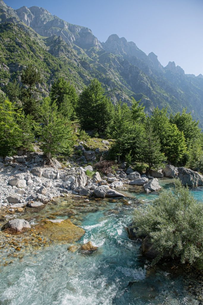 Arben Selimaj, une jolie pension au bord de la rivière à Valbona