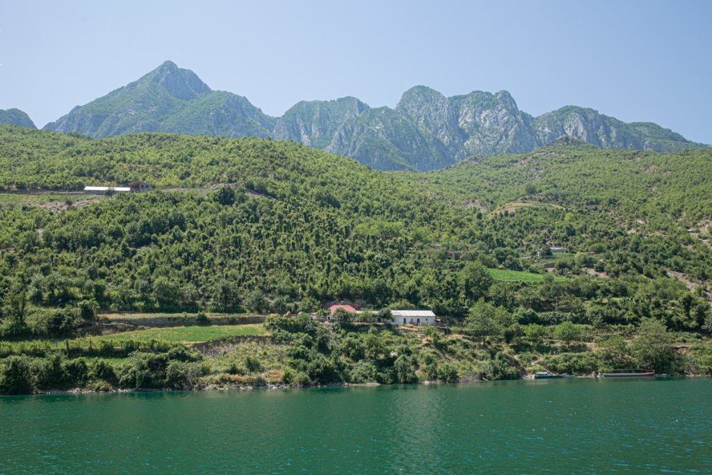 Ferme sur les rives du lac Koman