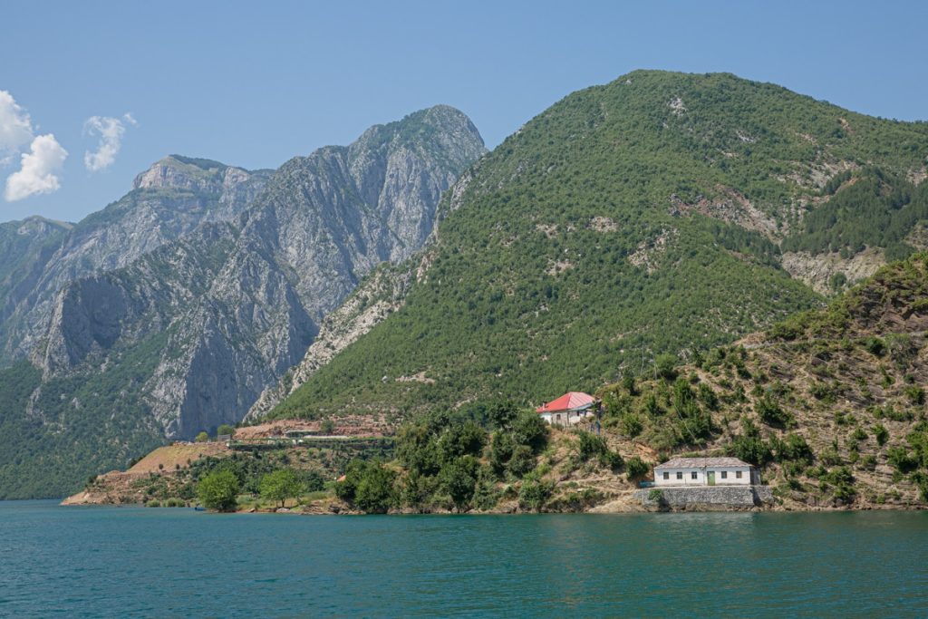 Ferme sur le lac Koman en Albanie