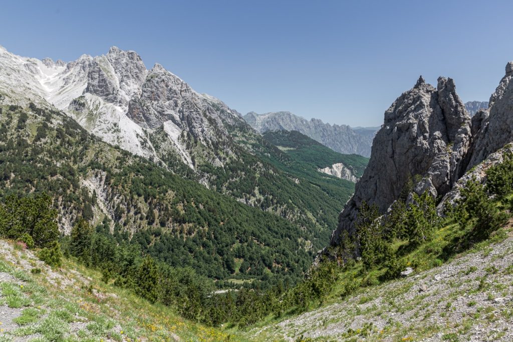 Vue depuis de col de Valbona en Albanie