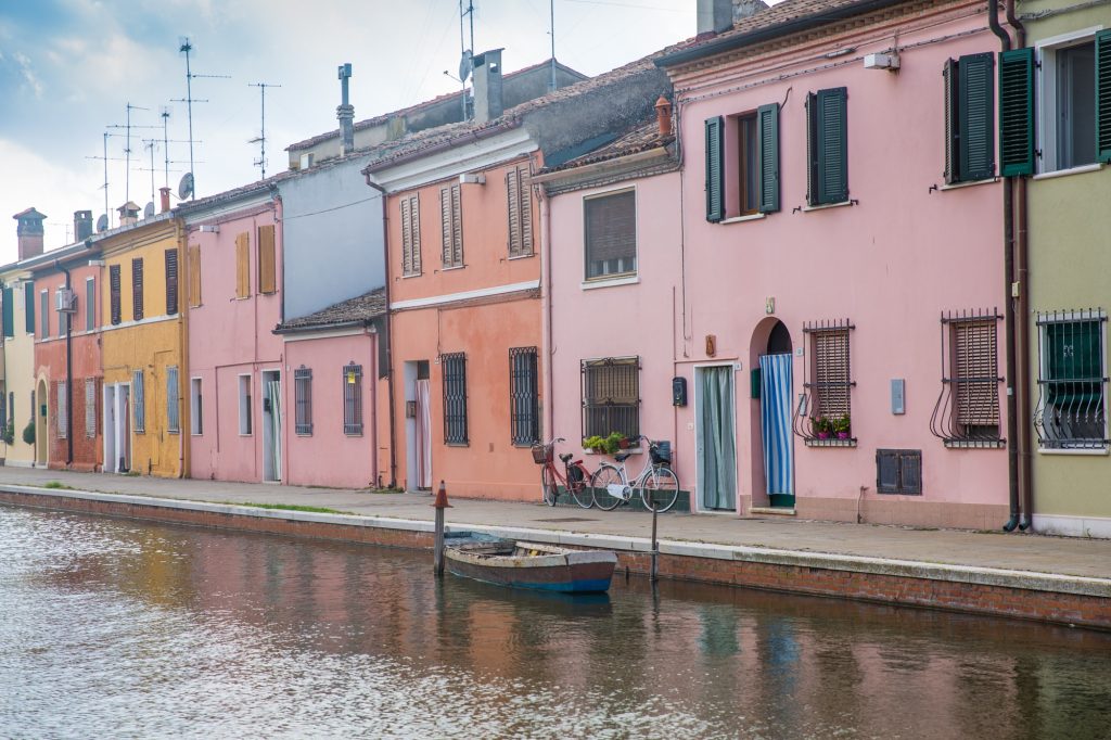 Comacchio, une jolie ville colorée située à l'entrée du delta du Po en Italie