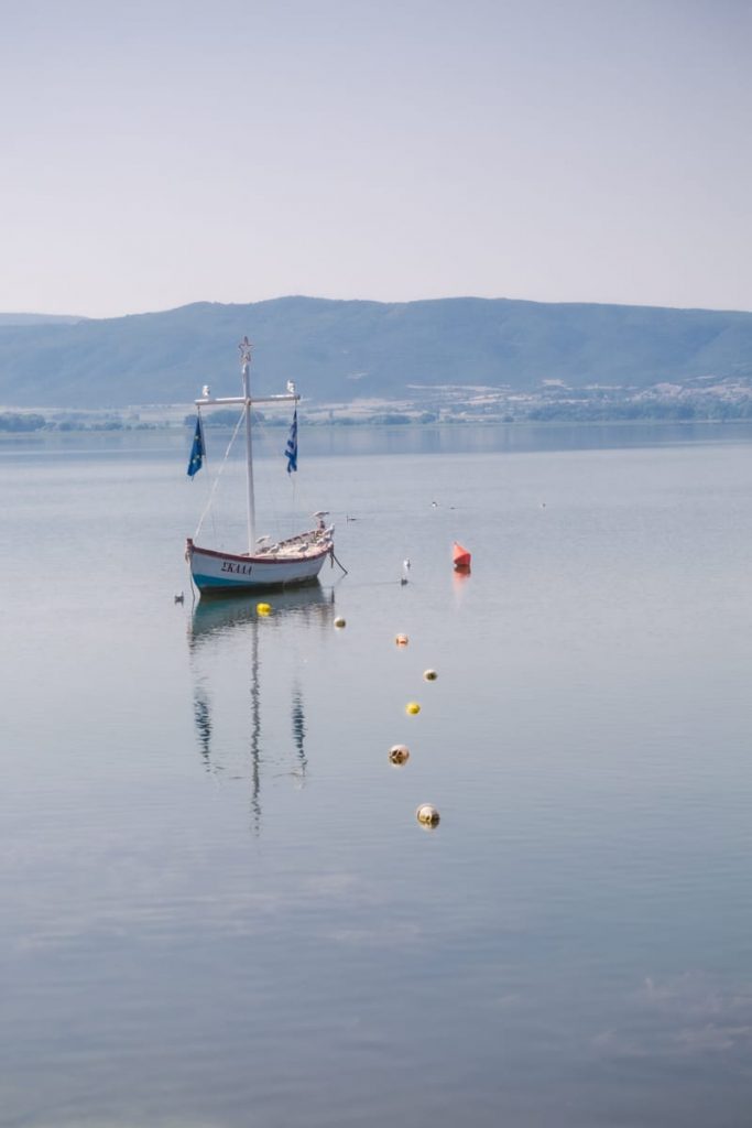 Bateau sur le lac Volvi près de Thessalonique en Grèce