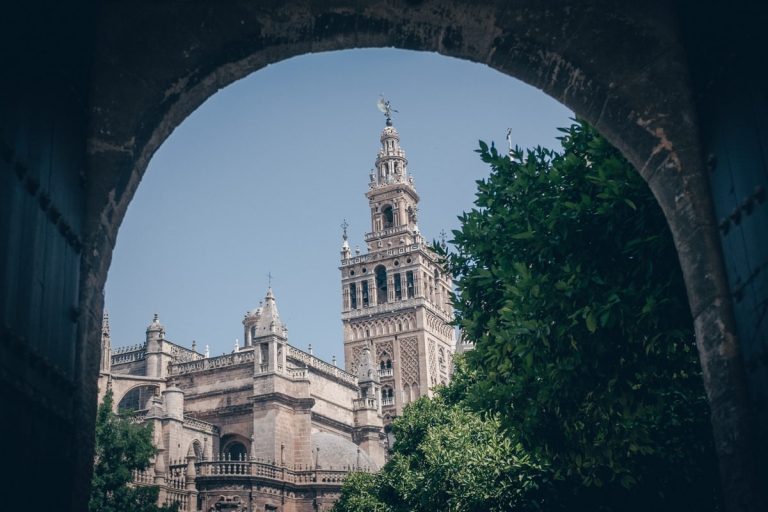 On ne peut visiter Séville sans découvrir la cathédrale et la fameuse Giralda