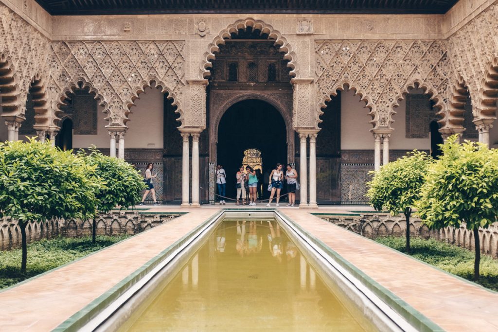Cour du Real Alcazar à Séville - Espagne