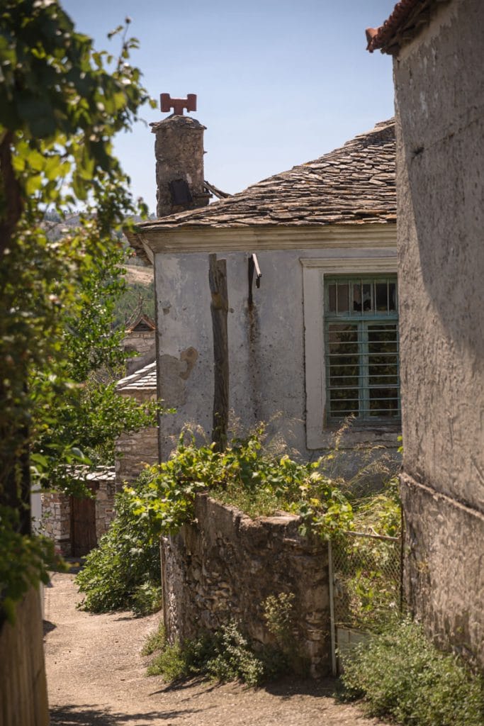 Theologos est le plus joli village de Thassos. Il se trouve dans les montagne mais facilement accessible par la route depuis Potos.